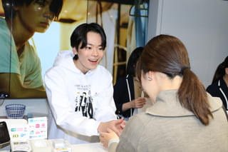 「愚か者の身分」林裕太、“1日店長”に! ファンと交流し「あたたかいメッセージをいただけて嬉しかった」