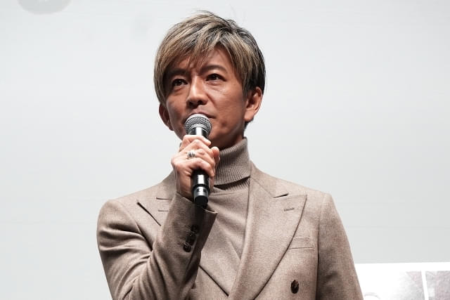 木村拓哉、“特別功労賞”授与の山田洋次監督に祝福の熱いハグ【第38回東京国際映画祭】