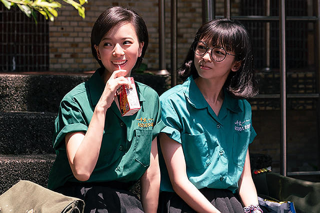 「ひとつの机、ふたつの制服」