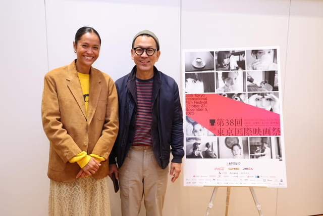 ペンエーグ・ラッタナルアーン監督(右)、俳優のベラ・ブンセーン