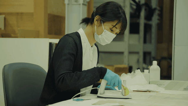 髙木さんは、ポスターの簡易的な修復も行っている