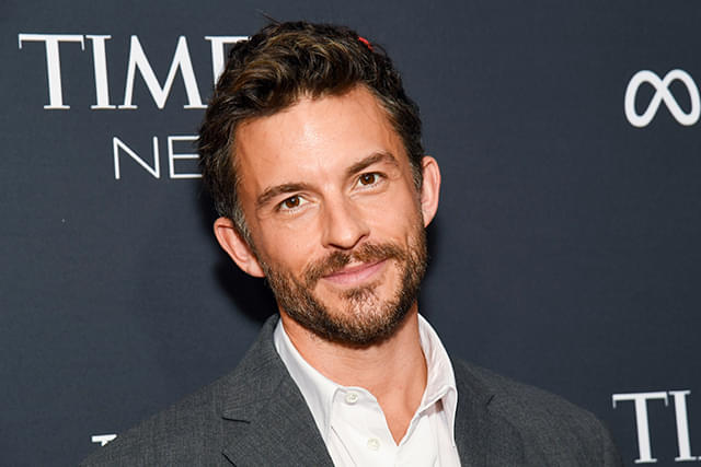 米ピープル誌が選ぶ「最もセクシーな男性」にジョナサン・ベイリー