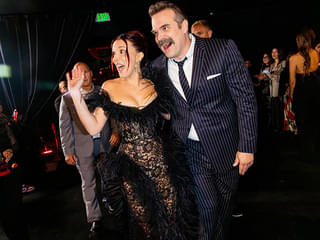 いじめ告発ミリー・ボビー・ブラウン、「ストレンジャー・シングス」プレミアで笑顔のツーショット