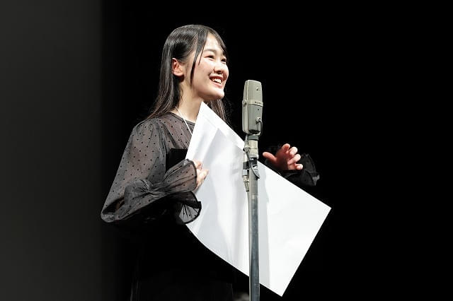 受賞の喜びを述べる村田夕奈監督