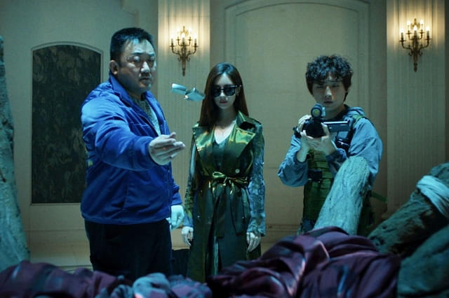 悪魔祓い株式会社のメンバー(左よりマ・ドンソク、ソヒョン、イ・デヴィッド)