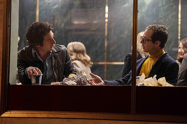 ジェレミー・ストロング(右/ジョン・ランダウ役)