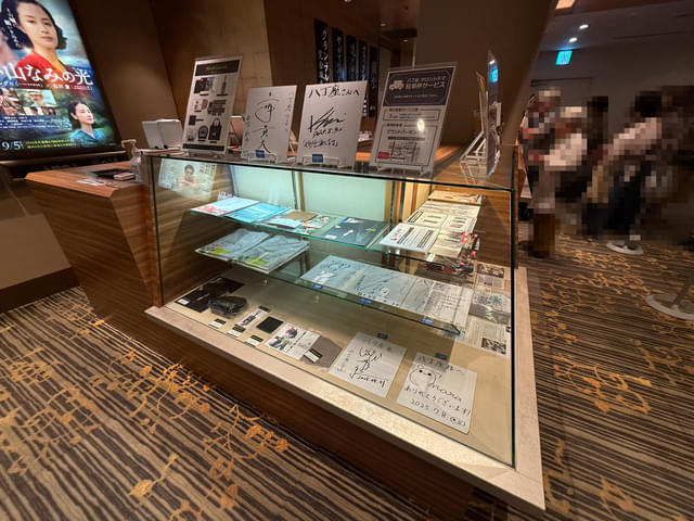 売店には「国宝」で重要な役を演じられていた三浦貴大さんのサインが。「最高の劇場!」との文言も