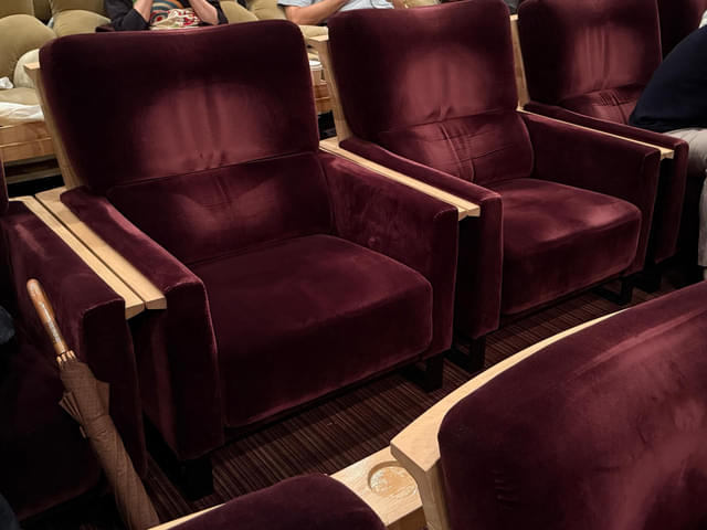 筆者が鑑賞したに-10席は両サイドが木袖タイプの座席だった。非常に座り心地が良く、長尺の「国宝」でも疲労感はほとんどなかった