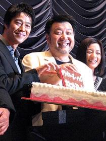 ケーキで祝福される堤と原田監督「クライマーズ・ハイ」