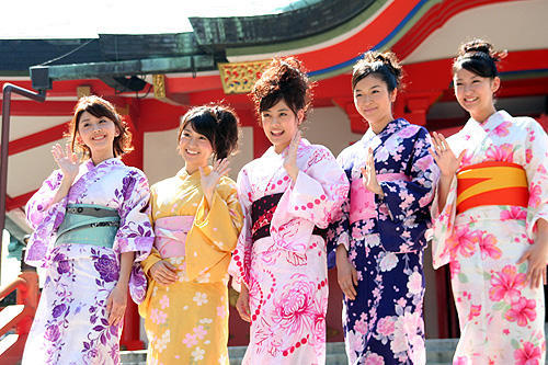 福田沙紀の初主演作「櫻の園」は“ピンク色”。浴衣でヒット祈願 - 画像8