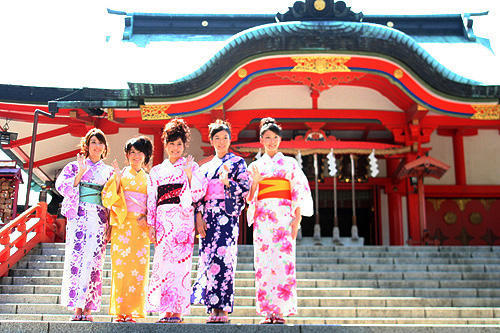 福田沙紀の初主演作「櫻の園」は“ピンク色”。浴衣でヒット祈願 - 画像9