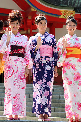 福田沙紀の初主演作「櫻の園」は“ピンク色”。浴衣でヒット祈願