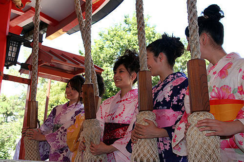 福田沙紀の初主演作「櫻の園」は“ピンク色”。浴衣でヒット祈願