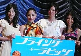 ミニバスケットを投げ入れ、ヒット祈願「フライング☆ラビッツ」