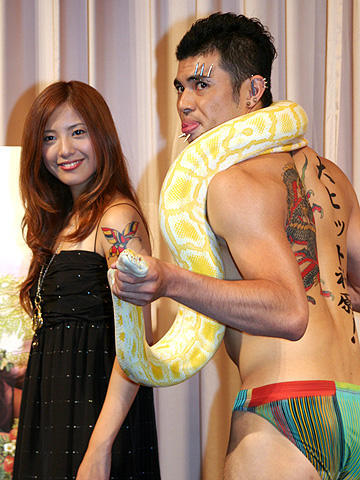 小島よしお、巨大ヘビに締め付けられながら「蛇にピアス」をPR