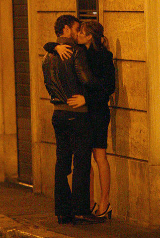 ジェシカ・ビールが恋人ジャスティンと“ローマの休日”中に熱烈キス！