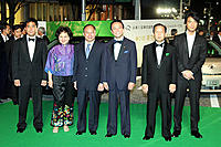 （左から）トニー・レオン、アン・ウー（ジョン・ウー夫人）、ジョン・ウー監督、麻生太郎首相、二階俊博経済産業相、金城武