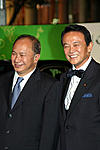 （左から）ジョン・ウー監督、麻生太郎首相