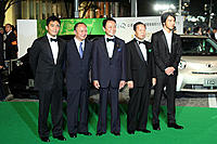 （左から）トニー・レオン、ジョン・ウー監督、麻生太郎首相、二階俊博経済産業相、金城武