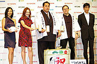 （左から）木村佳乃、ジュリアン・ムーア、芝田山親方、フェルナンド・メイレレス監督、伊勢谷友介