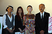 （左から）twenty4-7、松雪泰子、生野慈朗監督
