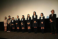 （左から）菊川怜、柳下大、大島優子、武井咲、福田沙紀、寺島咲、杏、はねゆり、中原俊監督