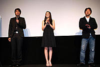 （左から）徳井義実、加藤ローサ、長澤雅彦監督