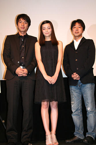 （左から）徳井義実、加藤ローサ、長澤雅彦監督