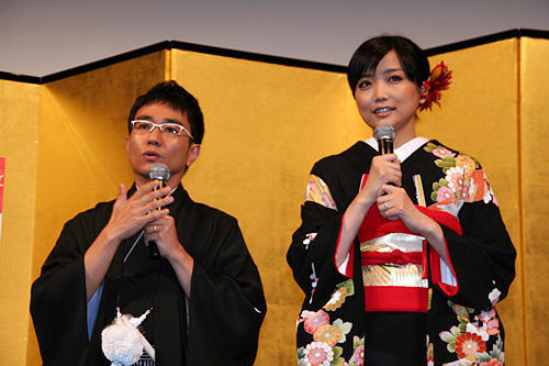 （左から）八嶋智人、佐藤江梨子