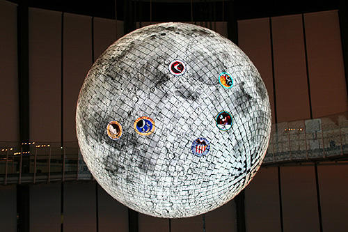 お台場・日本科学未来館の球体ディスプレイ「ジオコスモス」（宇宙から見た地球や月などを映し出す）。アポロ11、12、14、15、16、17号の各着陸地点を表示している