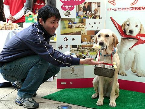 プレゼントを手渡しならぬ“口渡し”するユウちゃん