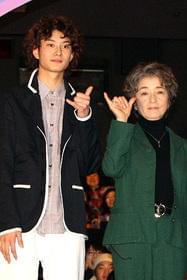 髪型もソックリな岡田&倍賞「ホノカアボーイ」