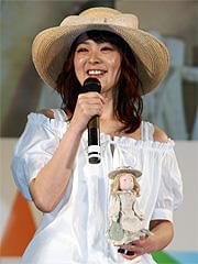 ポムネンカと揃えた衣装で登場した貫地谷「屋根裏のポムネンカ」