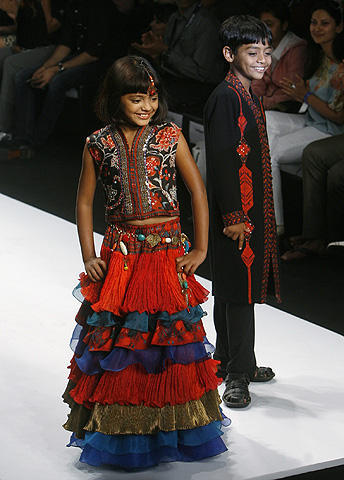 「スラムドッグ」子役が、インドのファッションショーにモデルとして登場