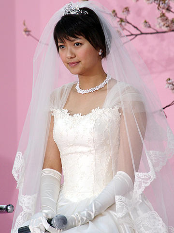 榮倉奈々が純白のウェディングドレス姿を披露 余命1ヶ月の花嫁 会見 映画ニュース 映画 Com