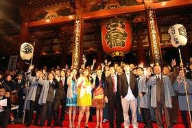 雷門の前で賑やかに勢ぞろい!(08年11月の第1回映画祭より)「劇場版 カンナさん大成功です!」