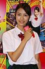 楽器も歌もこなす新進女優!
