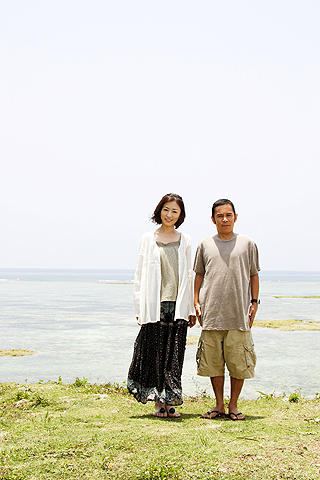 ナイナイ岡村が松雪泰子と夫婦に。沖縄のサンゴを守るドラマに挑戦！