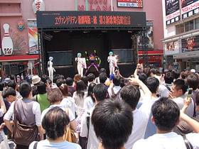 「ヱヴァ」ファンの熱で、新宿は熱い一日に「ヱヴァンゲリヲン新劇場版:破」