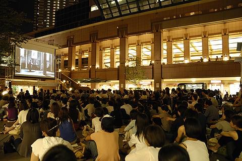 真夏の夜空の下で映画鑑賞！「スターライトシネマ2009」開催