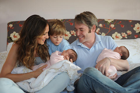 サラ・ジェシカ・パーカー夫妻、双子を抱いた家族写真を無料公開！