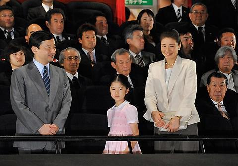 愛子さま、皇太子ご夫妻と映画館で初めて映画鑑賞。「HACHI」チャリティ試写会