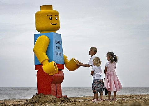 デンマークの人気ブロック玩具「レゴ」をワーナー・ブラザースが映画化