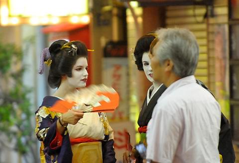 ジェシカ・シンプソンが、豪華着物＆帯の芸者姿で浅草を練り歩き！