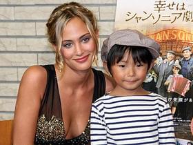フレンチ美女も清史郎くんに夢中「幸せはシャンソニア劇場から」