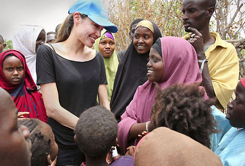 アンジェリーナ・ジョリーが、娘たちを連れてエチオピアを訪問
