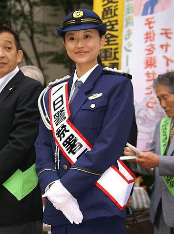 菊川怜「交通事故、0（怜）になって」。地元・埼玉の浦和署で一日警察署長