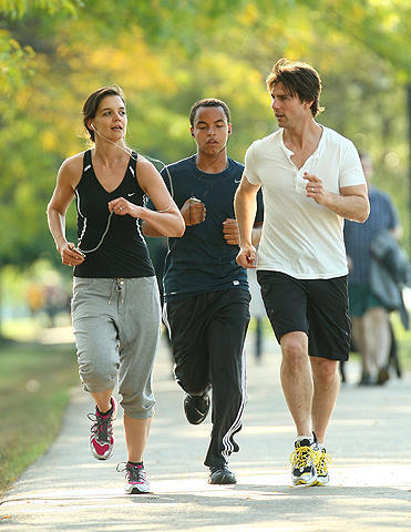 トム・クルーズがボストンで妻ケイティ＆息子コナーとジョギング