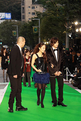 鳩山由紀夫首相、幸夫人同伴で威風堂々 第22回東京国際映画祭開幕