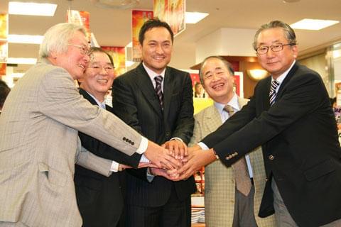 渡辺謙「沈まぬ太陽」PRで有楽町を“ジャック”